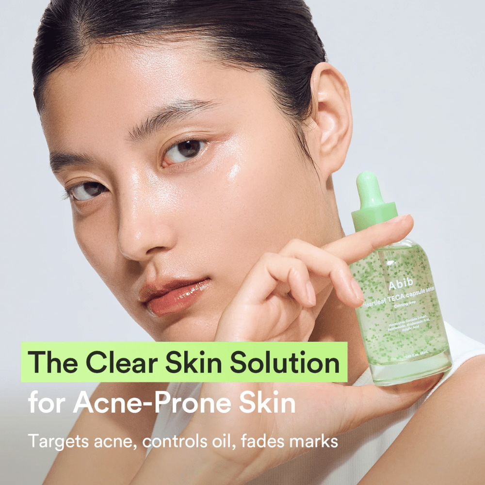 Propagačný obrázok s modelkou, ktorá drží Abib Heartleaf TECA Capsule Serum spolu s textom o čistejšej pleti pre pleť so sklonom k akné a kontrole nadmernej mastnoty.