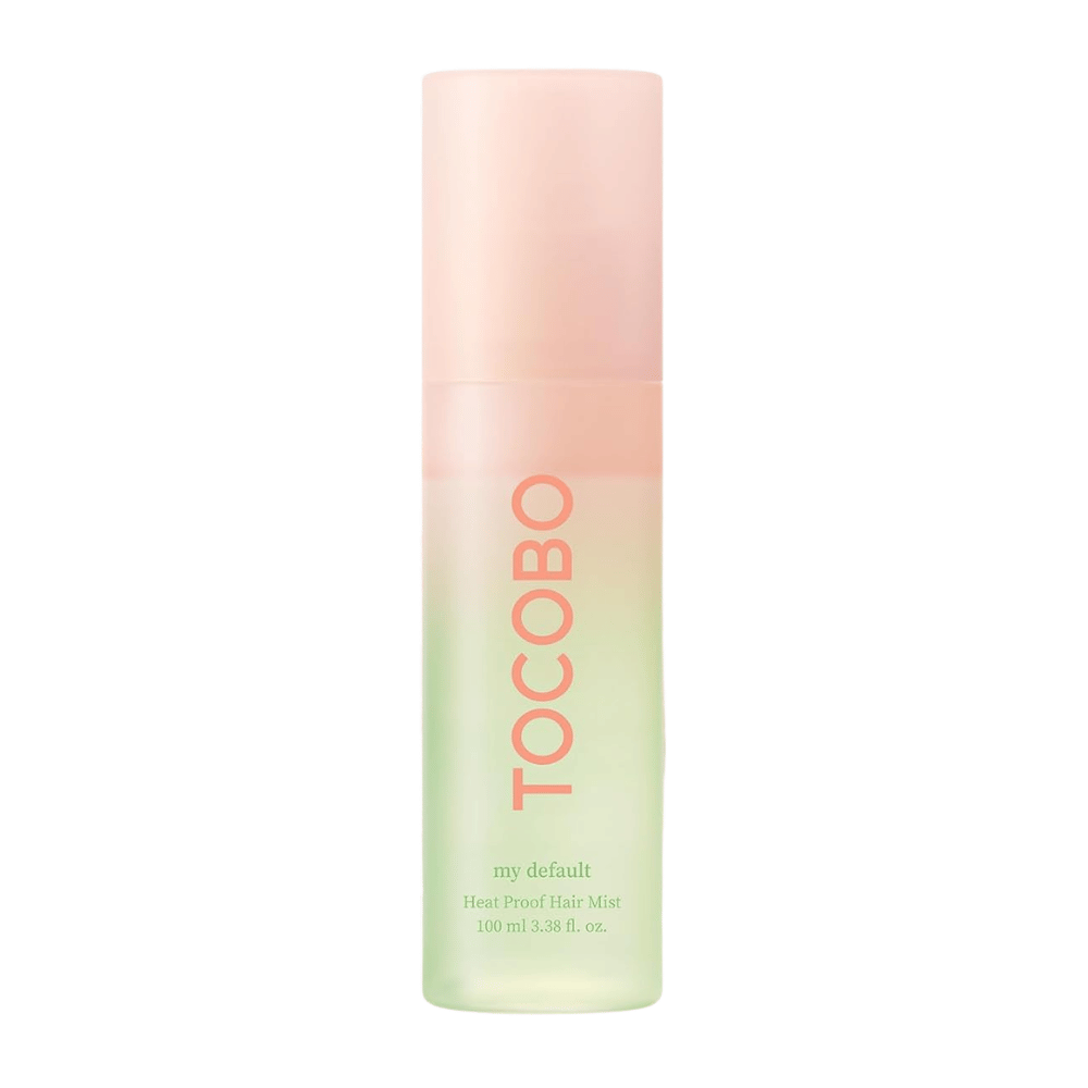 1. TOCOBO Heat Proof Hair Mist #02 My Default 100ml – tepelne ochranný sprej na vlasy v zelenej a ružovej fľaši s rozprašovačom na bielom pozadí
