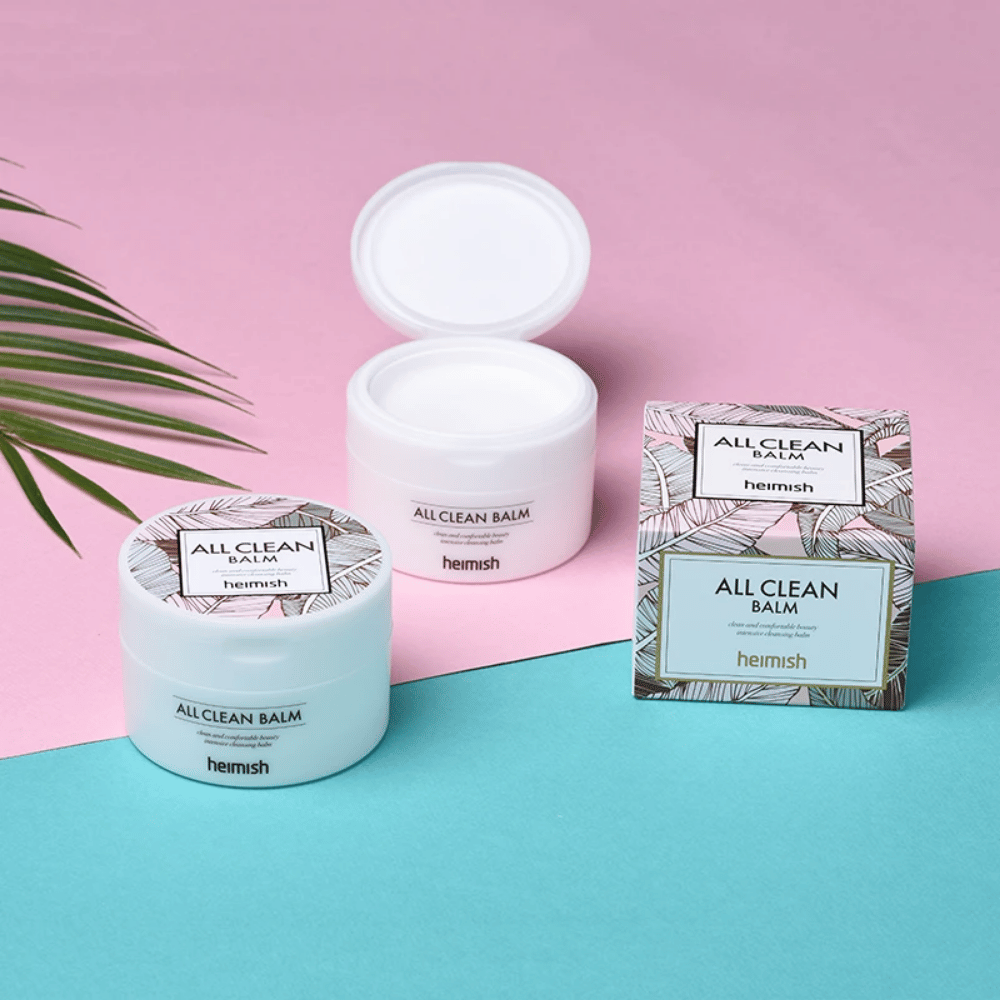 Heimish All Clean Balm 120ml a palma na ružovom a modrom pozadí, vhodný pre citlivú pokožku.