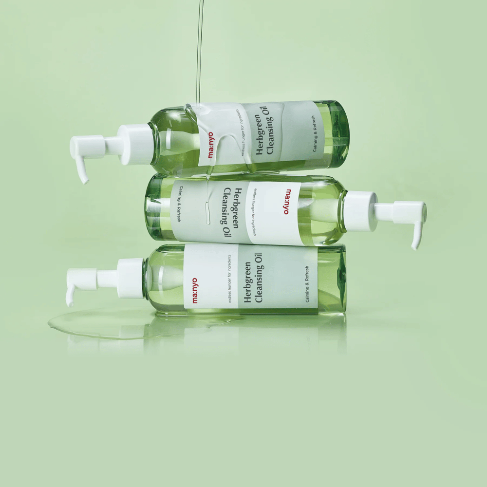 ma:nyo Herbgreen Cleansing Oil čistiaci olej v naskladaných fľašiach, olejové čistenie, ktoré rozpúšťa make-up, opaľovací krém a nečistoty bez vysušenia pokožky