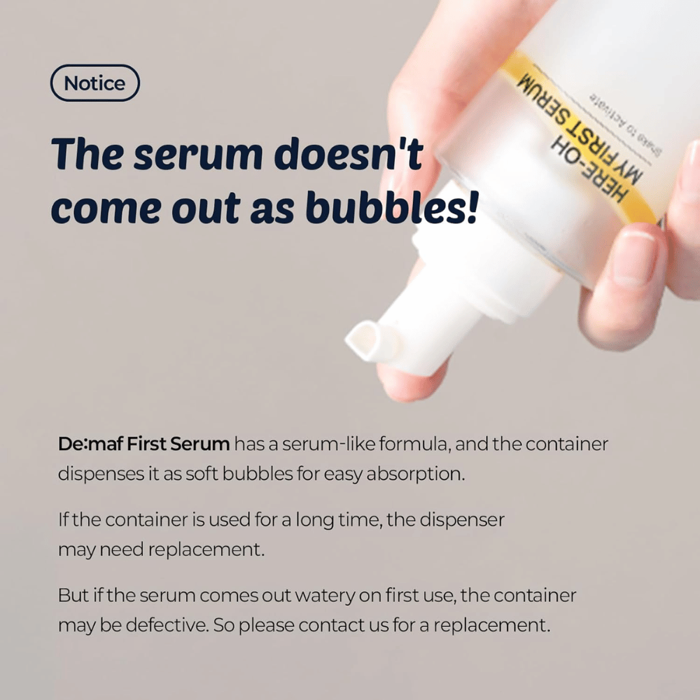 Informačný obrázok vysvetľuje, že De:maf Here-Oh My First Serum má sérum pripomínajúce zloženie, ktoré sa dávkuje ako jemné bublinky pre rýchle vstrebávanie.