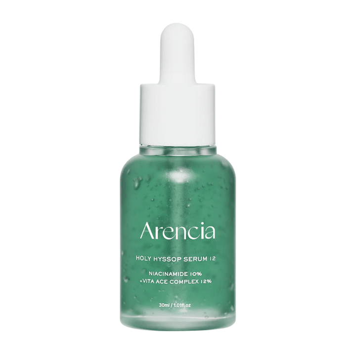 Arencia Holy Hyssop Serum 12 v zelenej sklenenej fľaši s pipetou, pleťové sérum s niacinamidom 10 % a vitamínovým ACE komplexom 12 %.