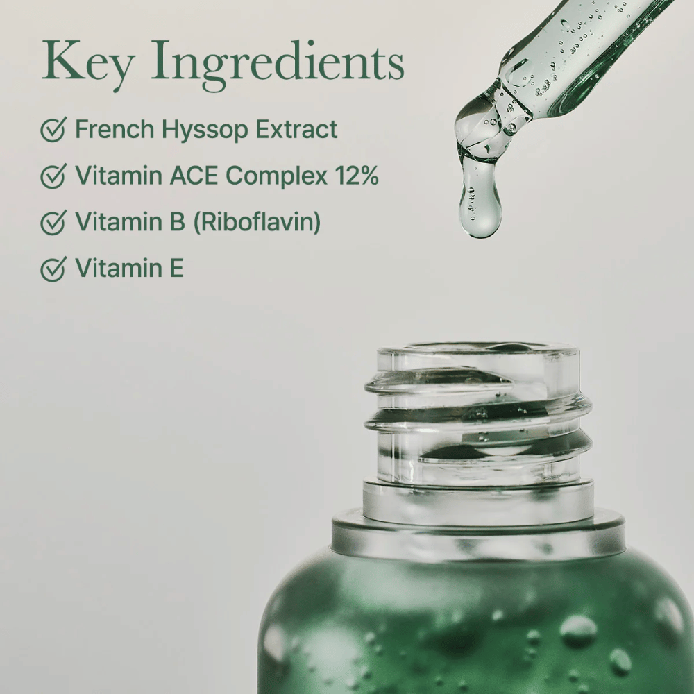 Detailný záber na fľašu so sérom s pipetou a text o kľúčových ingredienciách ako extrakt z yzopu, vitamínový ACE komplex a vitamín E.