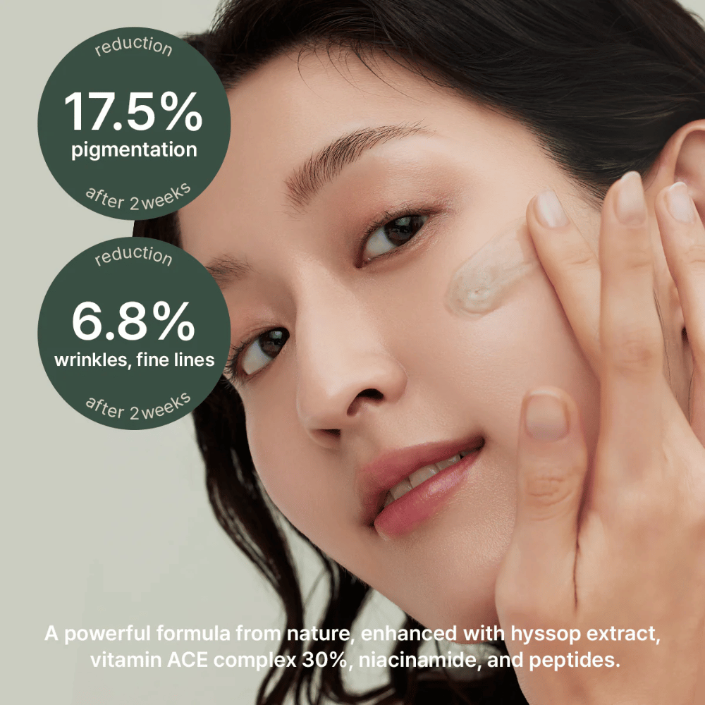 Žena aplikuje Arencia Holy Hyssop Serum 30 – klinicky testované sérum, ktoré znižuje pigmentáciu o 17,5 % a jemné línie o 6,8 % za dva týždne.