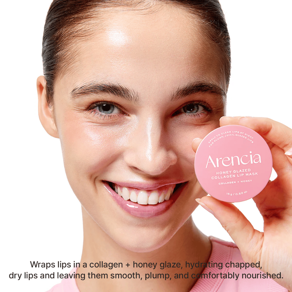 Modelka drží Arencia Honey Glazed Collagen Lip Mask a ukazuje výsledok v podobe lesklých, hydratovaných a plnších pier. Dôraz sa kladie na intenzívnu starostlivosť o suché a popraskané pery.