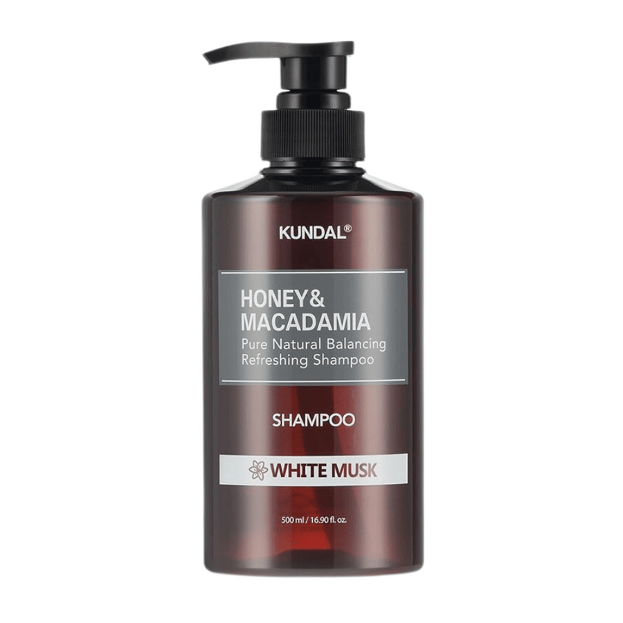 KUNDAL Honey & Macadamia Nature Shampoo White Musk v hnedej plastovej fľaši s pumpičkou, 500 ml.