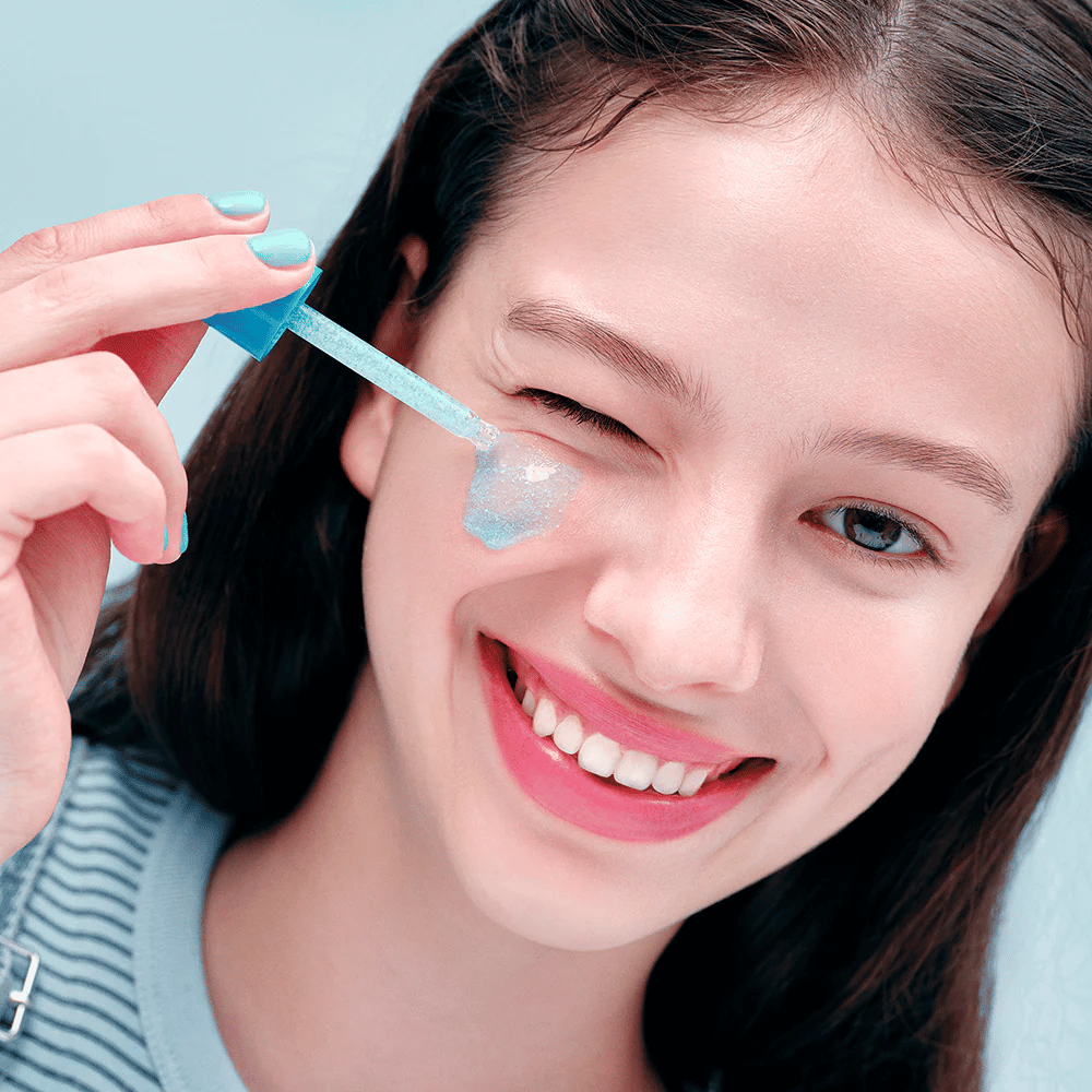 Aplikácia EQUAL BERRY Hyaltoin Flooding Serum s pipetou – hydratuje a dodáva žiar