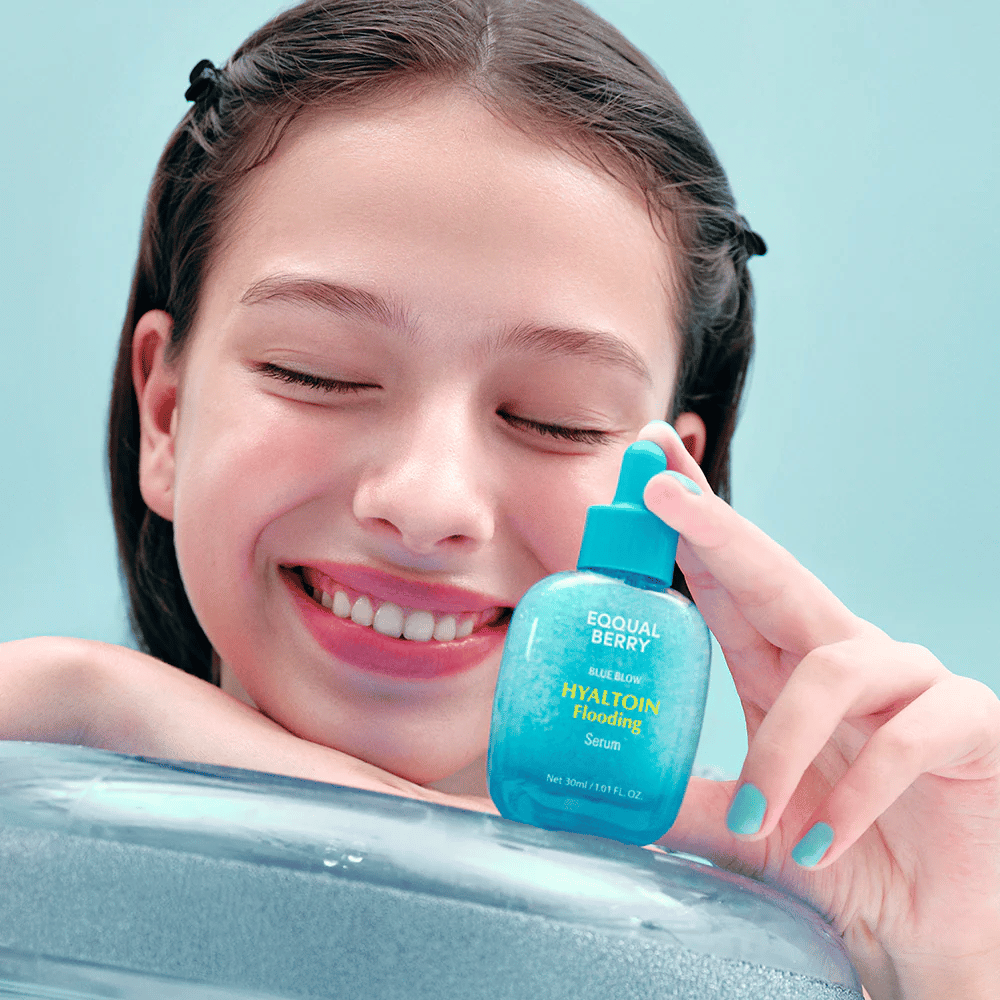 Model drží EQUAL BERRY Hyaltoin Flooding Serum – hydratačné pleťové sérum pre jemnú a plnú pokožku