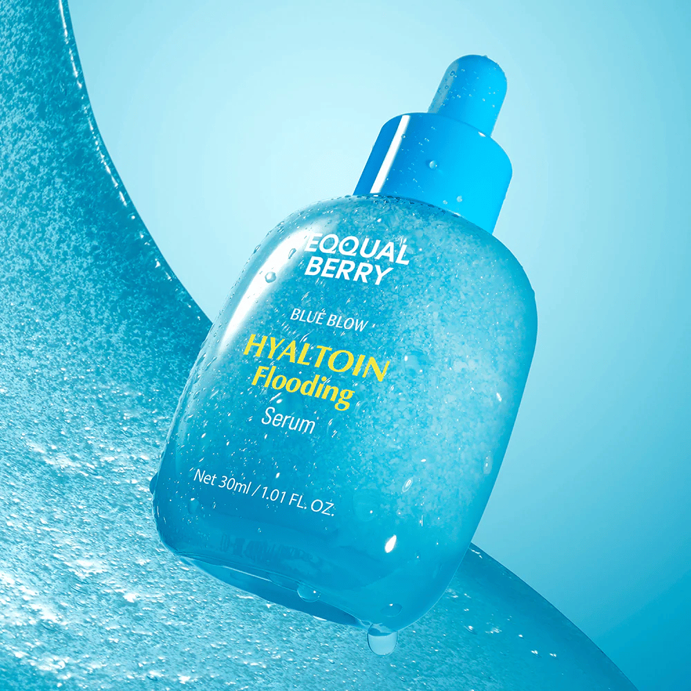 EQUAL BERRY Blue Blow Hyaltoin Flooding Serum 30 ml – hydratačné sérum s kyselinou hyalurónovou a upokojujúcim účinkom, produktový obrázok s vodnou textúrou
