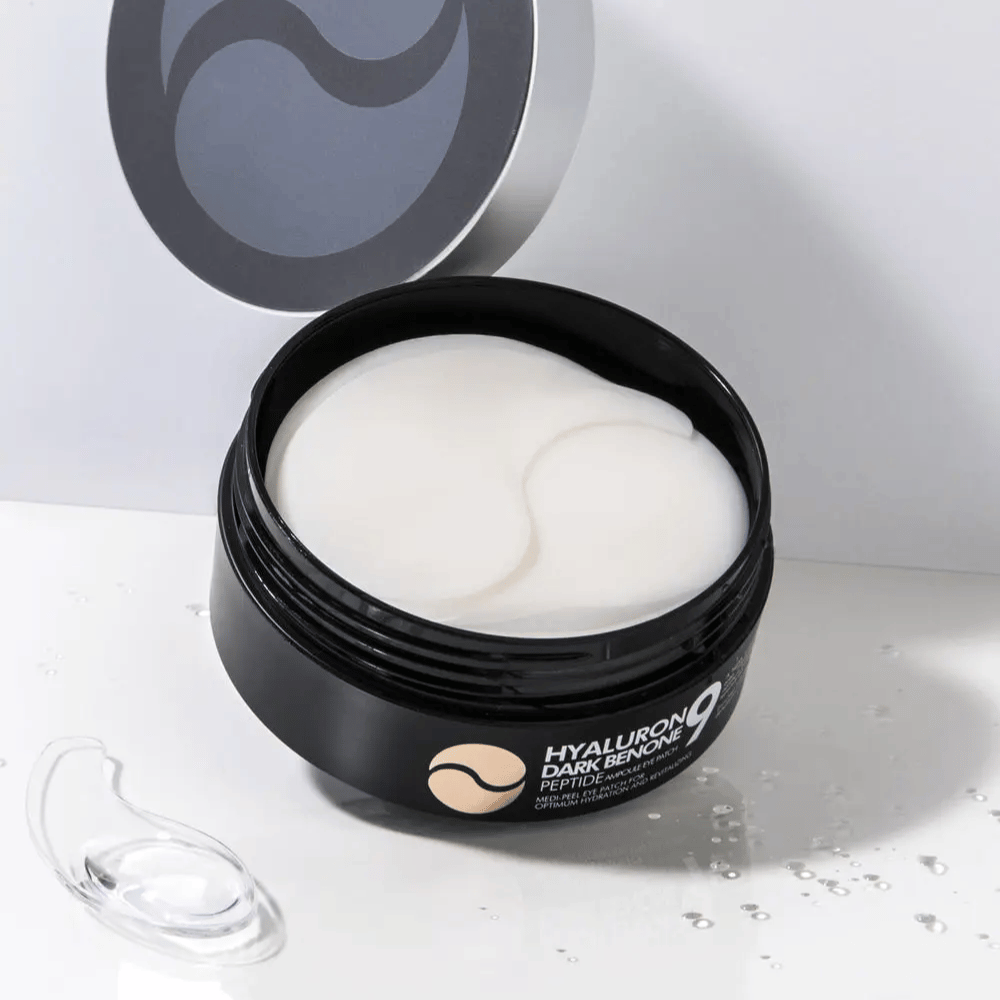 Detailný pohľad na Hyaluron Dark Benone Peptide 9 Ampoule Eye Patch – mäkké hydrogelové očné náplasti, ktoré pomáhajú hydratovať, vyhladzovať a osviežovať pokožku pod očami.