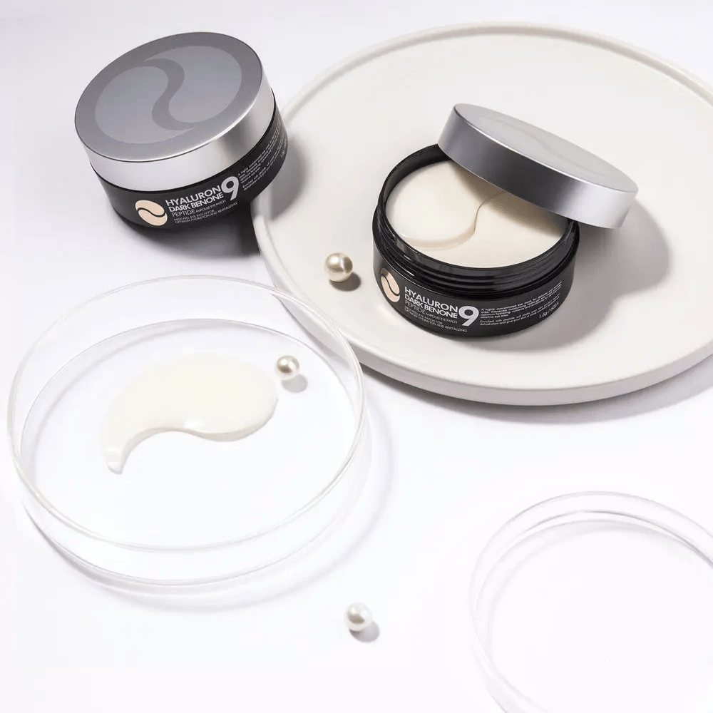 Hyaluron Dark Benone Peptide 9 Ampoule Eye Patch v otvorenej nádobe s hydrogelovými náplasťami – intenzívne hydratačná očná maska s peptidmi a kyselinou hyalurónovou.