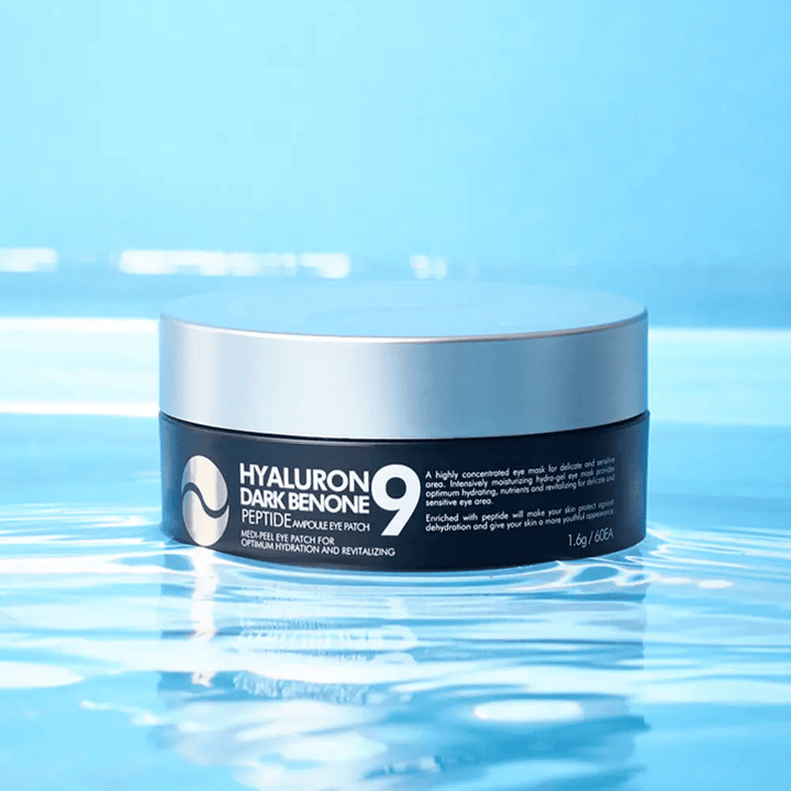 Hyaluron Dark Benone Peptide 9 Ampoule Eye Patch umiestnená na vodnej hladine – hydratačné kórejské očné náplasti s kyselinou hyalurónovou a peptidmi pre sviežejšiu pokožku okolo očí.
