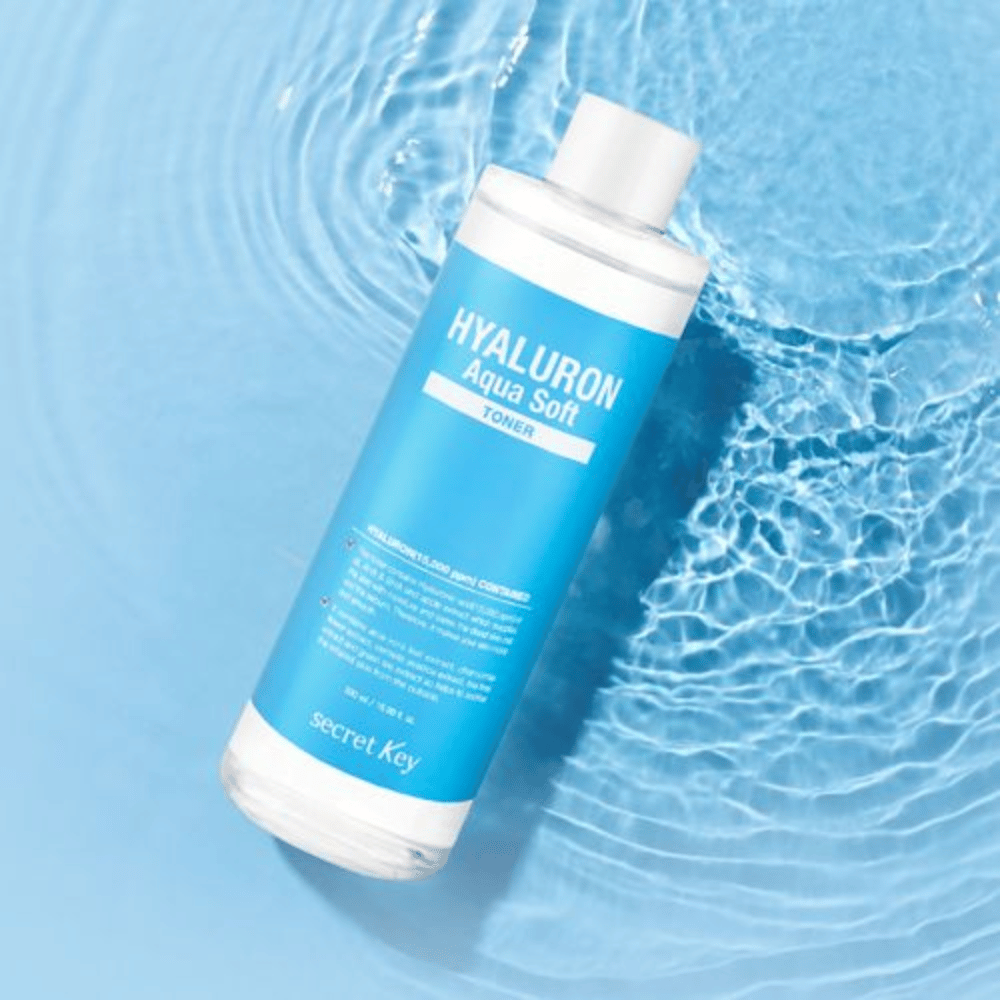 Hyaluron Aqua Soft Toner od Secret Key – jemná, hydratačná pleťová voda s 15 000 ppm kyseliny hyalurónovej, ktorá upokojuje a obnovuje rovnováhu pokožky.