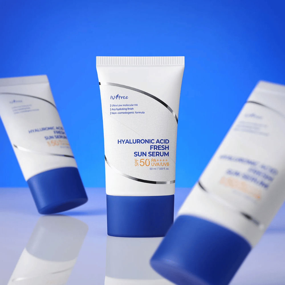 Isntree Hyaluronic Acid Fresh Sun Serum chráni s SPF50+ PA++++ a zároveň intenzívne hydratuje s kyselinou hyalurónovou v rôznych molekulových veľkostiach.