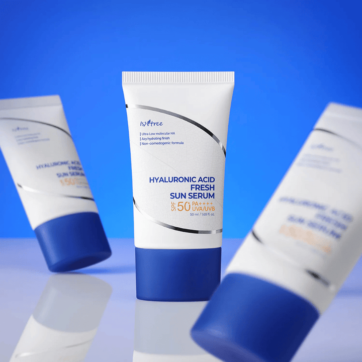 Isntree Hyaluronic Acid Fresh Sun Serum chráni s SPF50+ PA++++ a zároveň intenzívne hydratuje s kyselinou hyalurónovou v rôznych molekulových veľkostiach.