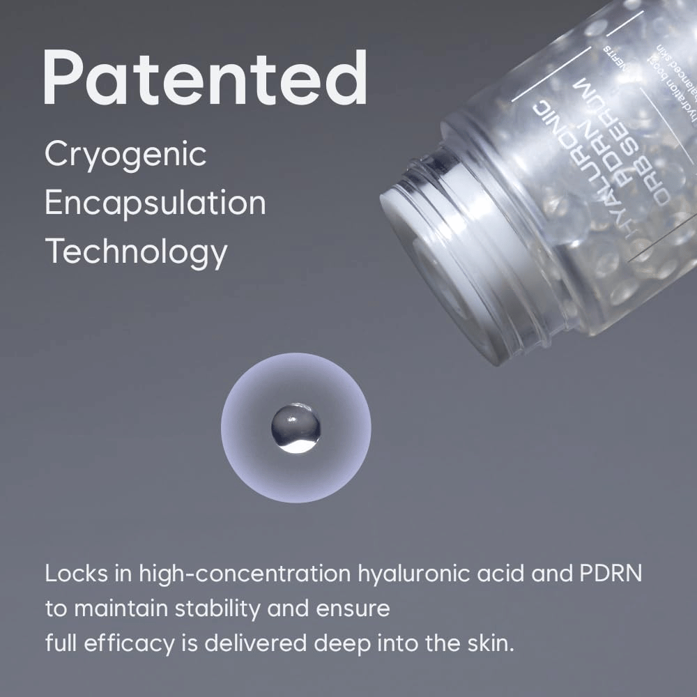 Ilustrácia HAUA Hyaluronic PDRN Orb Serum a jej patentovanej kryogénnej technológie zapuzdrenia. Vedľa balenia je zobrazená sérová guľôčka, aby sa zdôraznila technológia zapuzdrenia ingrediencií.