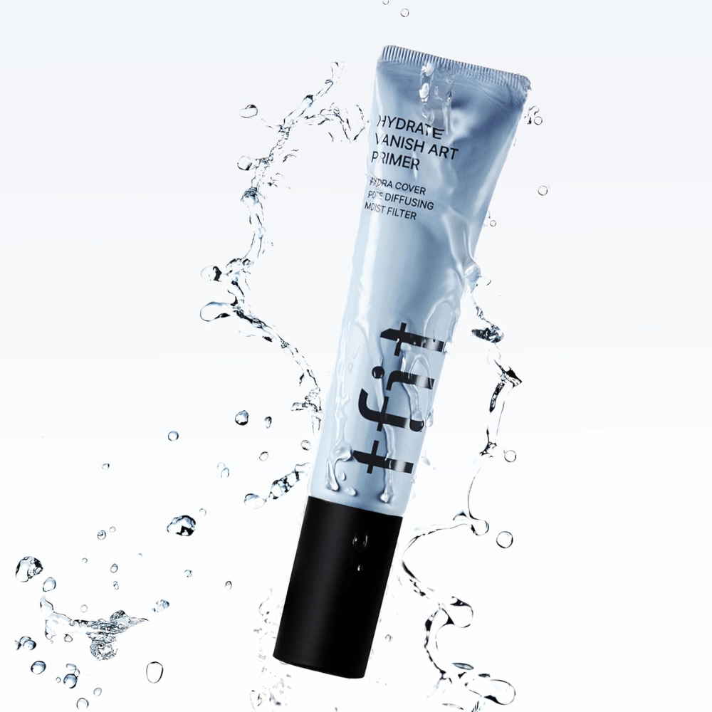 TFIT Hydrate Vanish Art Primer v modrej tube je obklopený striekajúcou vodou, čo symbolizuje hydratačné vlastnosti produktu a svieži pocit pri aplikácii.