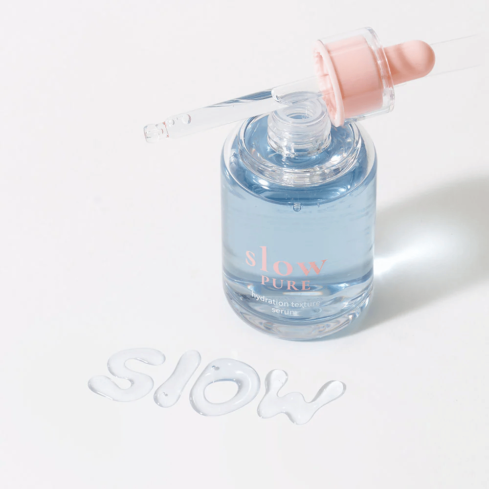 Slow Pure Hydration Texture Serum s otvorenou pipetou, text napísaný v sére na povrchu: "Slow".