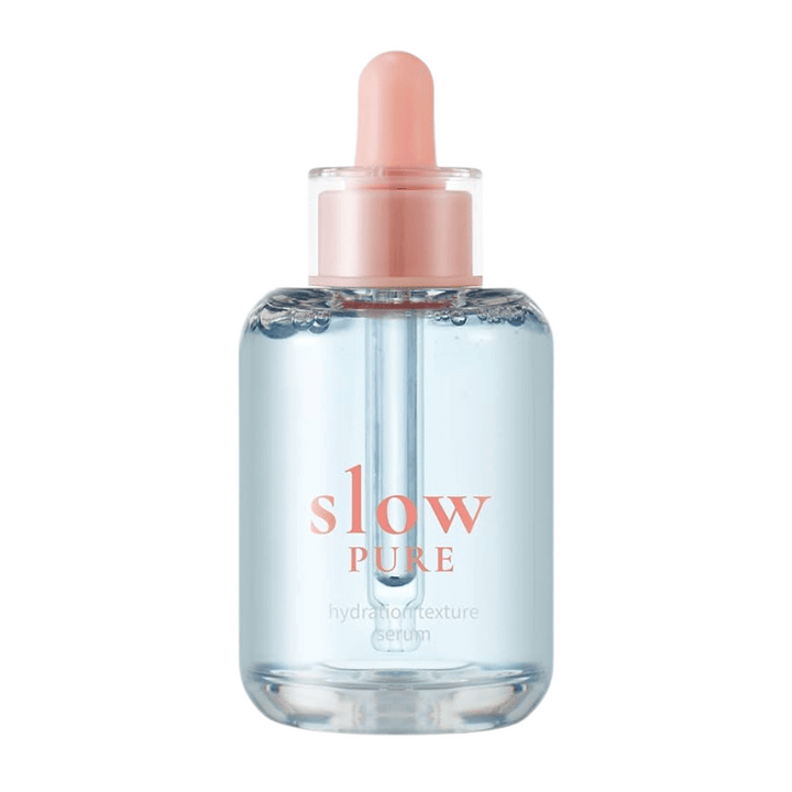 Slow Pure Hydration Texture Serum v čírej sklenenej fľaštičke s pipetou, naplnené hydratačným modrým sérom.