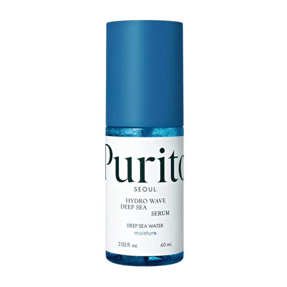 Obrázok produktu Purito Hydro Wave Deep Sea Serum. Fľaša je priehľadná s modrým uzáverom a obsahuje tmavomodré sérum. Text na etikete uvádza, že produkt má 60 ml a ponúka hydratačné vlastnosti s hlbokomorskou vodou. Dizajn je čistý a moderný.