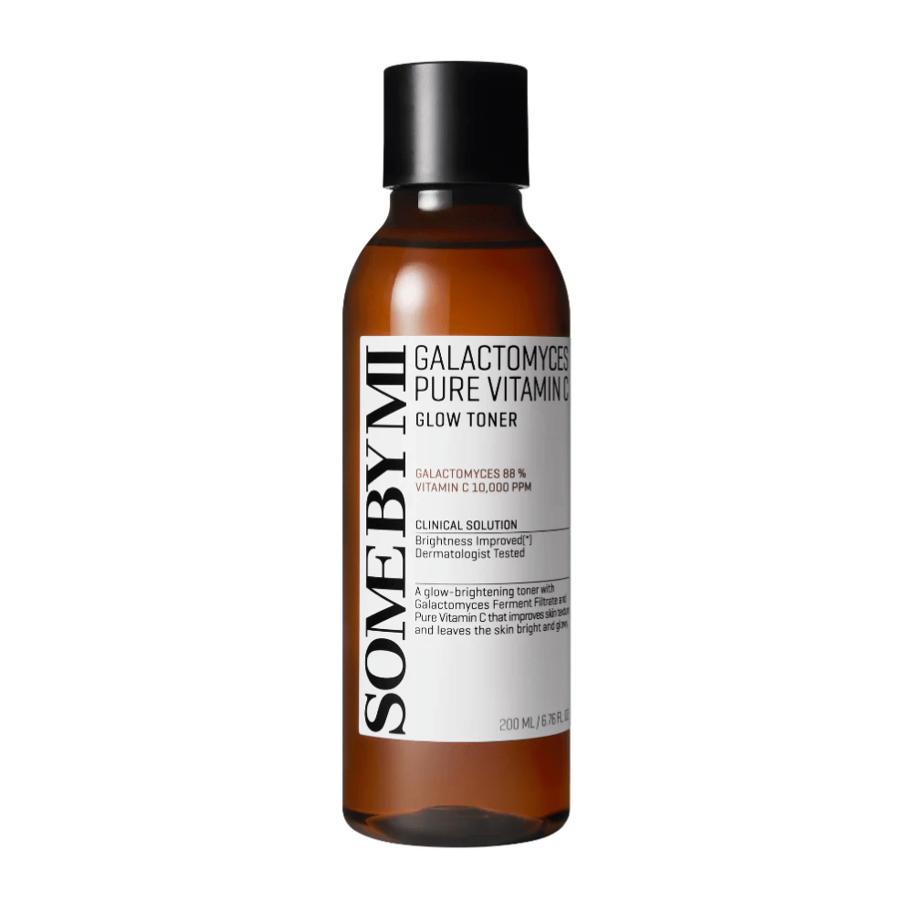 Obrázok SOME BY MI Galactomyces Pure Vitamin C Glow Toner. Produkt je prezentovaný v priehľadnej fľaši s čiernym uzáverom a jasným označením. Obsahuje 88% galactomyces a 10 000 ppm vitamínu C, čo poskytuje svetlejší tón pleti a zlepšuje jej žiarivosť. Obsah fľaše je dermatologicky testovaný.