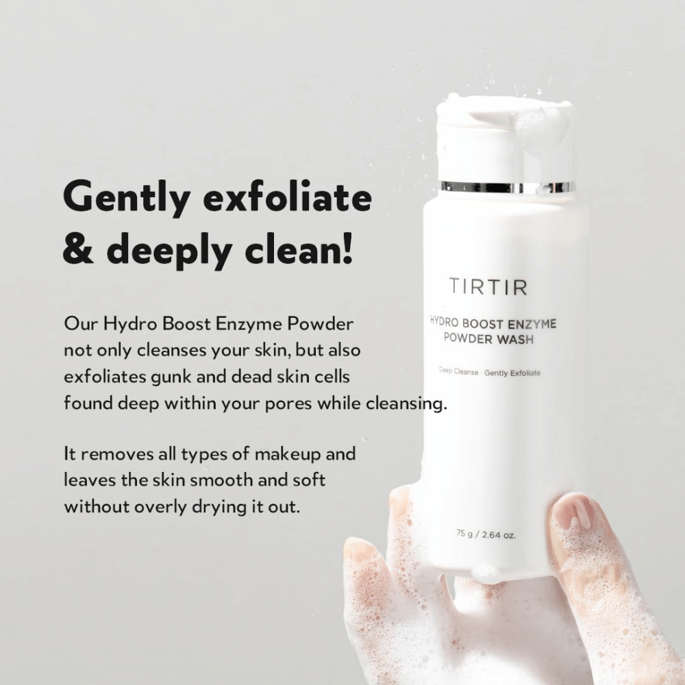 Ruka drží fľašu TIRTIR Hydro Boost Enzyme Powder Wash, produkt starostlivosti o pleť, ktorý exfoliuje a hĺbkovo čistí. Fľaša je biela s textom a v ruke sa tvorí biela pena.