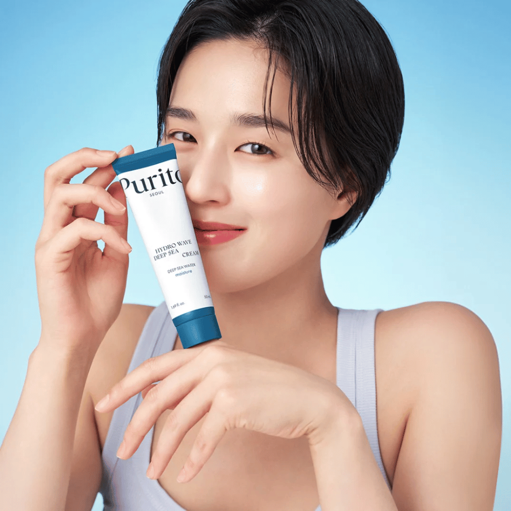 Purito Hydro Wave Deep Sea Cream je intenzívne hydratačný pleťový krém, ktorý obsahuje hlbokomorskú vodu, čo pomáha poskytovať pokožke dlhodobú hydratáciu a výživu. Jeho ľahká, gélová textúra sa rýchlo vstrebáva bez zanechania lepkavého pocitu, čo ho robí ideálnym na každodenné použitie.
