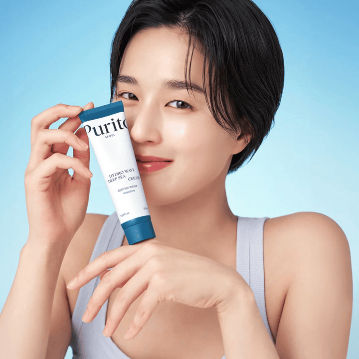 Purito Hydro Wave Deep Sea Cream je intenzívne hydratačný pleťový krém, ktorý obsahuje hlbokomorskú vodu, čo pomáha poskytovať pokožke dlhodobú hydratáciu a výživu. Jeho ľahká, gélová textúra sa rýchlo vstrebáva bez zanechania lepkavého pocitu, čo ho robí ideálnym na každodenné použitie.