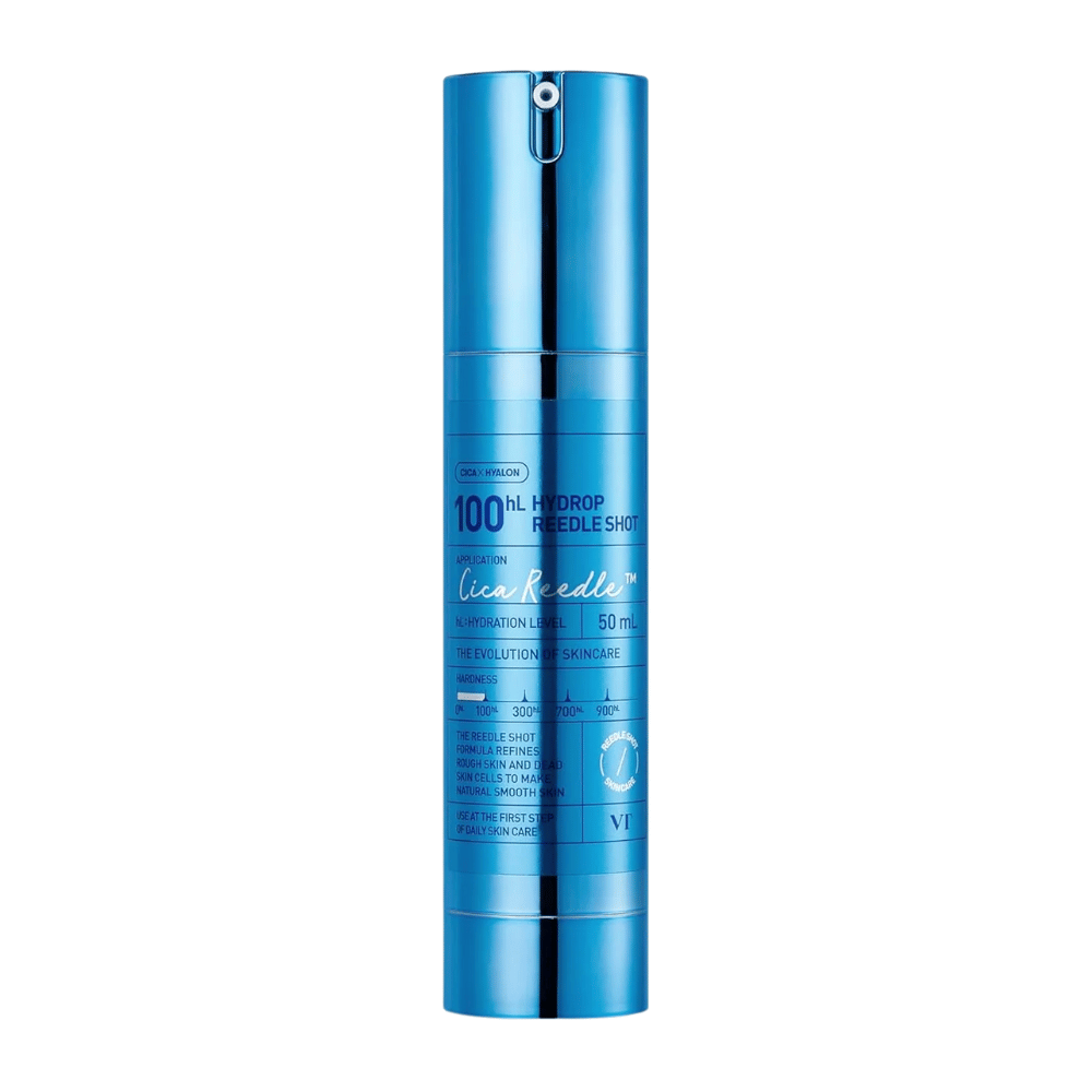 Modrá valcovitá fľaša VT Cica Hyalon Hydrop Reedle Shot 100hL, 50 ml, s pumpou a striebornými detailmi, stojaca na bielom pozadí.