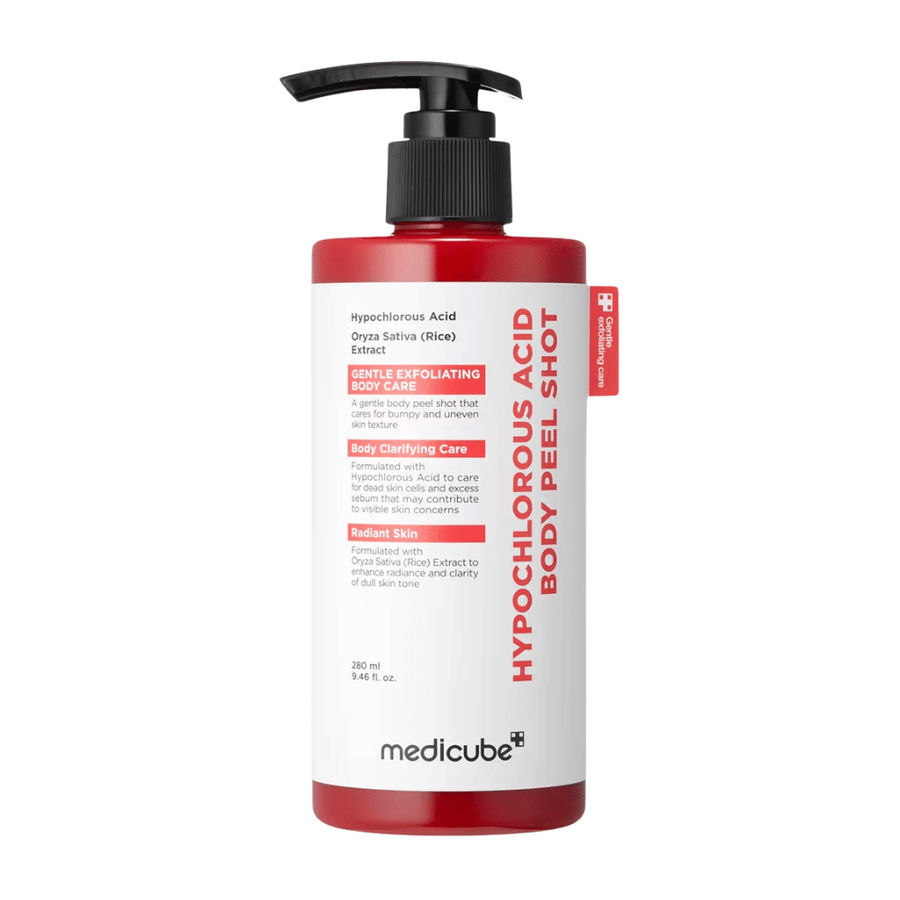 Produktový obrázok na bielom pozadí Medicube Hypochlorous Acid Body Peel Shot v červenej pumpičkovej fľaši na exfoliačnú starostlivosť o telo a hydratáciu hrubej pokožky.