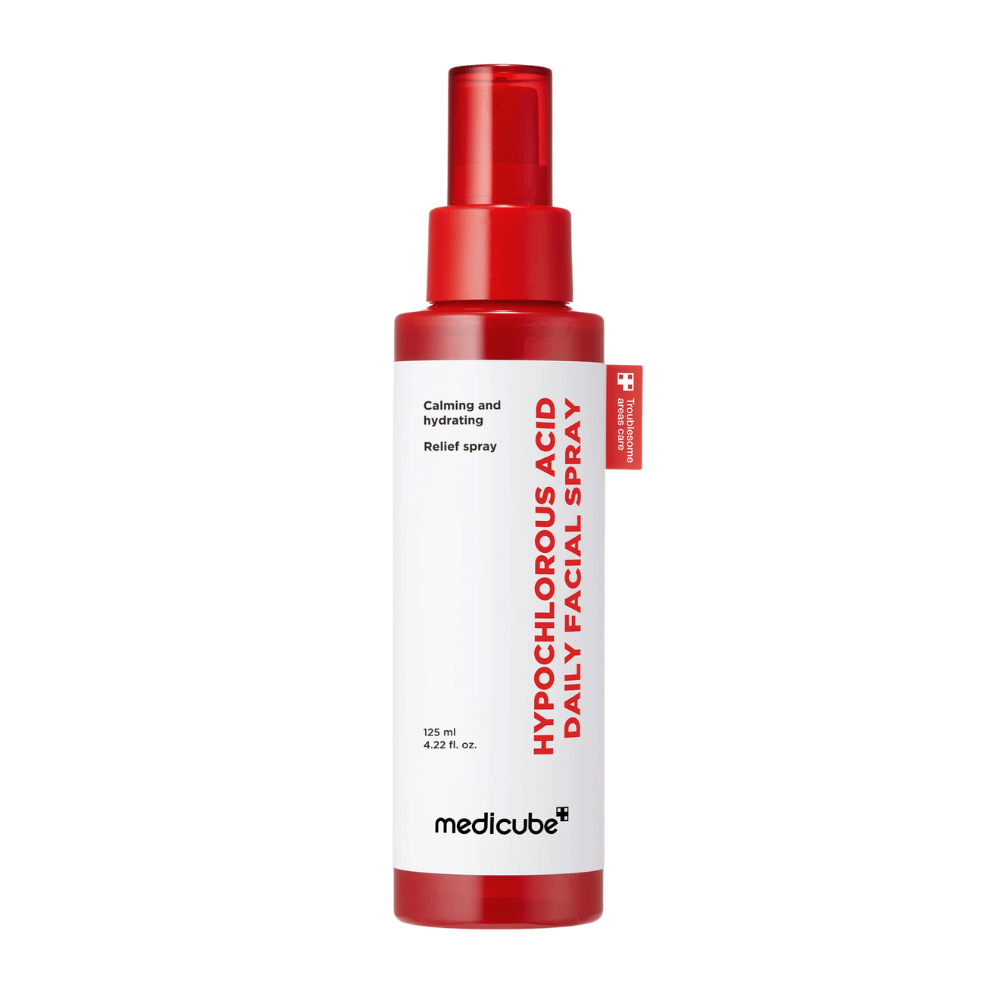Produktová fotografia Medicube Hypochlorous Acid Daily Facial Spray na svetlom pozadí. Červeno-biely dizajn fľaše je v centre pozornosti a ukazuje čistý a profesionálny vzhľad produktu.