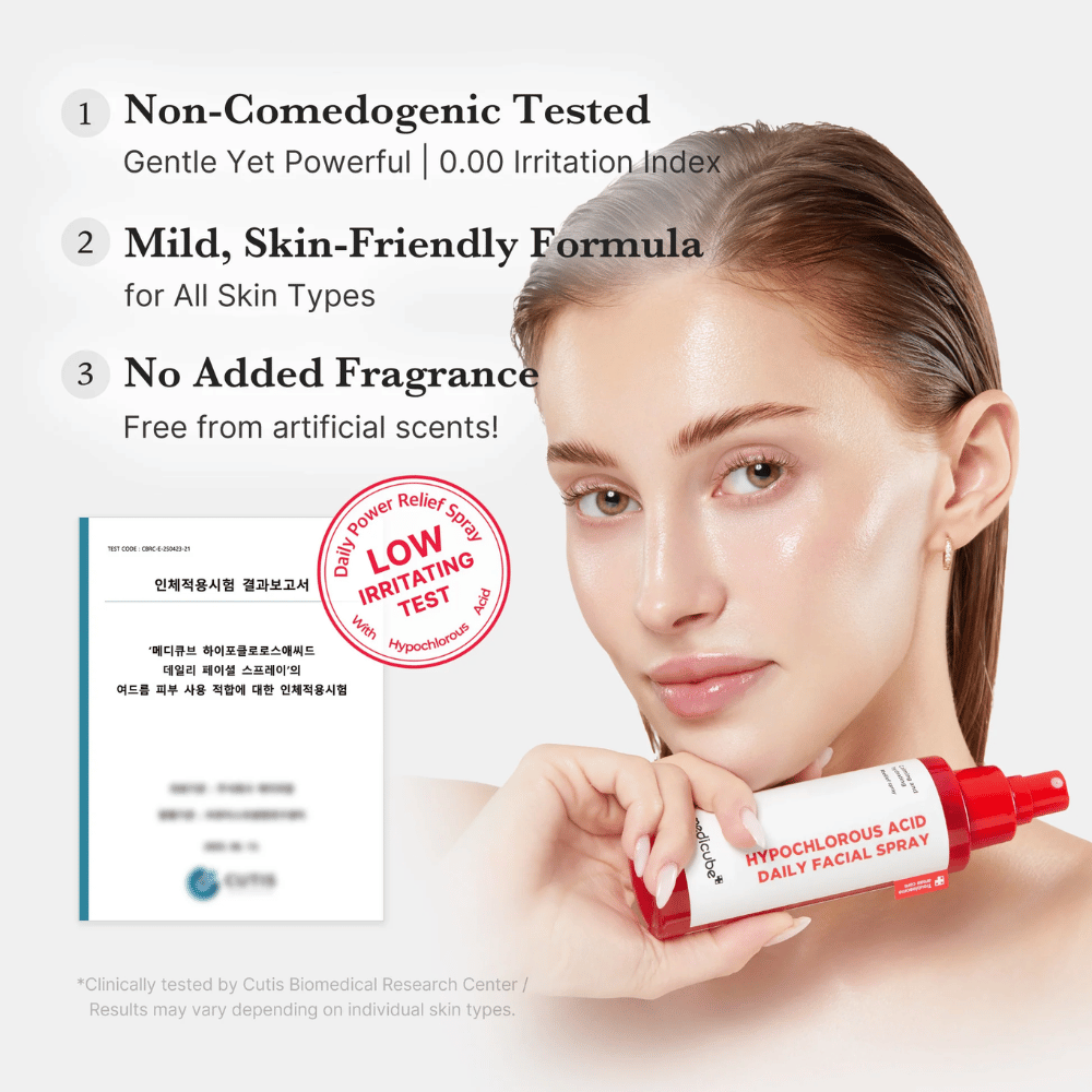 Modelka držiaca Medicube Hypochlorous Acid Daily Facial Spray spolu s informáciou, že produkt je testovaný na nízku mieru podráždenia, je bez parfumácie a je vhodný pre všetky typy pleti. V pozadí je zobrazený testovací certifikát na posilnenie dôveryhodnosti produktu.