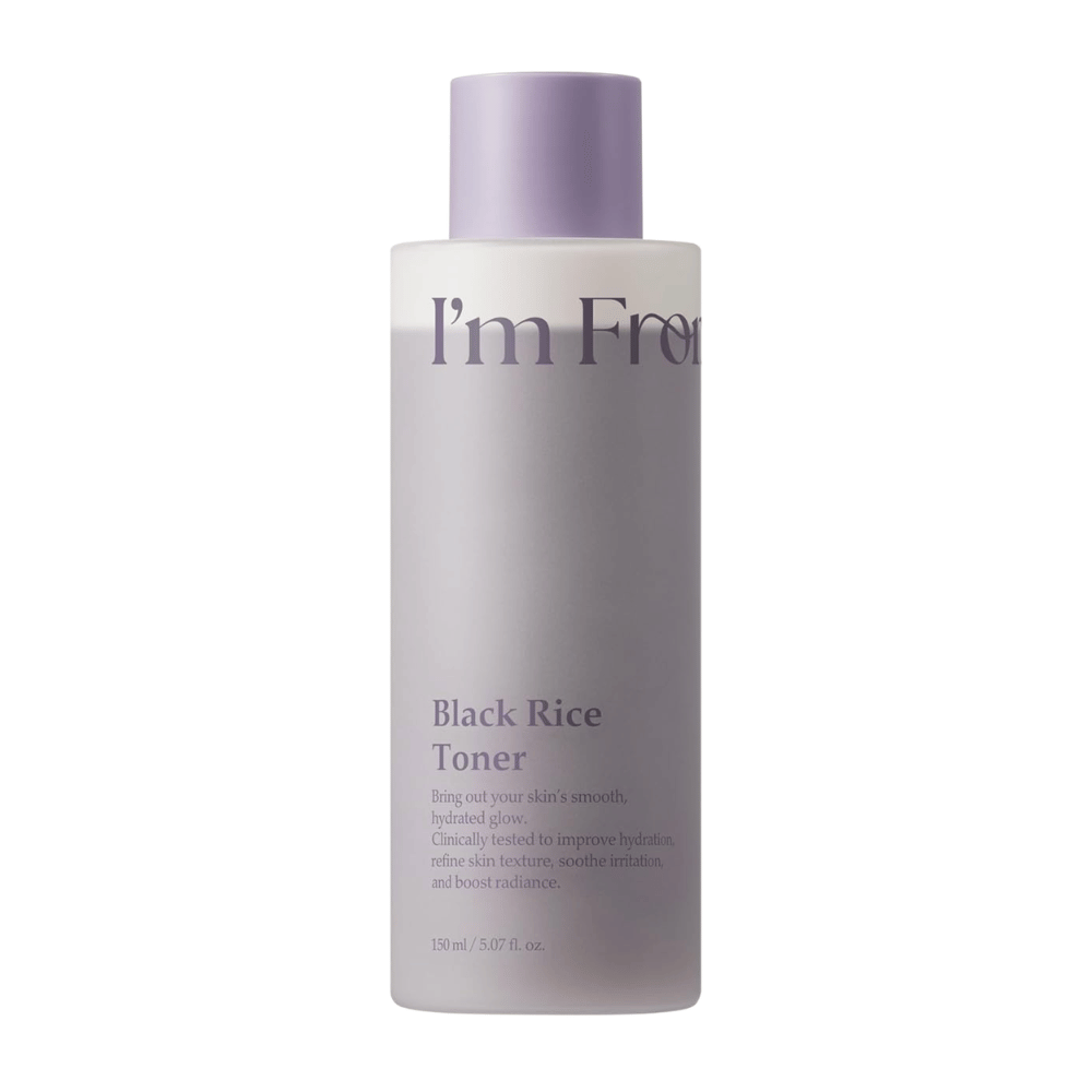 I'm From Black Rice Toner 150 ml, hydratačná pleťová voda s čiernou ryžou vo svetlofialovej fľaši na bielom pozadí.