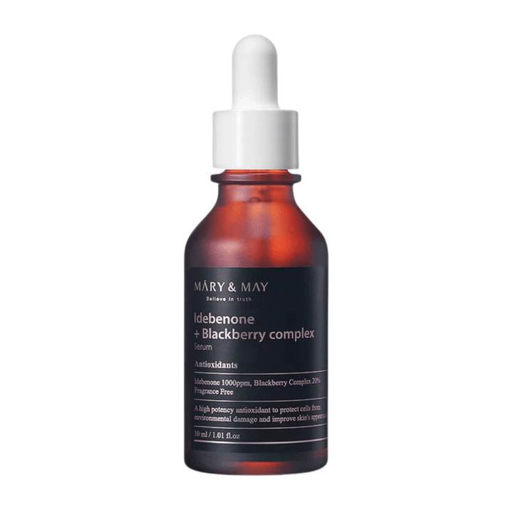 Obrázok séra MARY & MAY Idebenone + Blackberry Complex v elegantnej, tmavej sklenenej fľaši. Sérum obsahuje 1000 ppm idebenónu a 20% komplexu černíc, čo poskytuje silné antioxidanty na ochranu pokožky pred poškodením životného prostredia a zlepšenie jej vzhľadu. Dizajn fľaše zdôrazňuje kvalitu a účinnosť produktu.