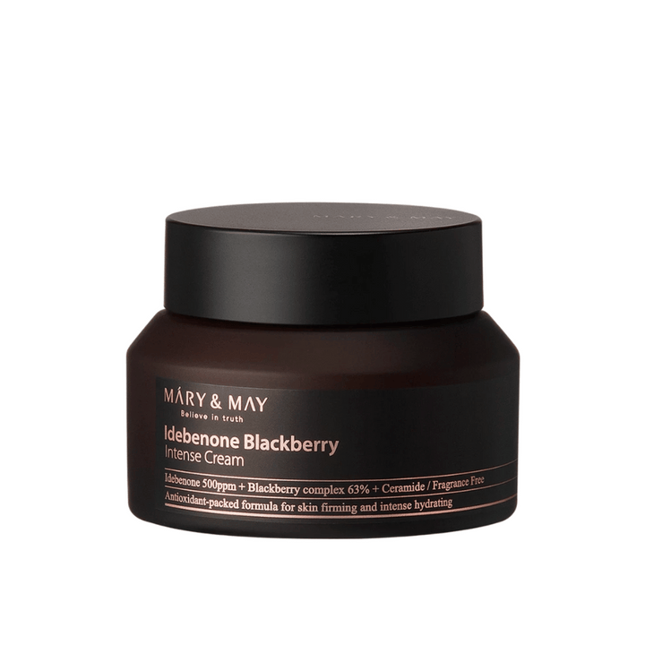 Pohár s MARY & MAY Idebenone Blackberry Intense Cream. Tento krém obsahuje 500 ppm idebenónu, 63% komplexu černíc a ceramidy, navrhnutý na poskytnutie intenzívnej hydratácie a pevnosti pokožke. Bez vône a obohatený o antioxidanty.
