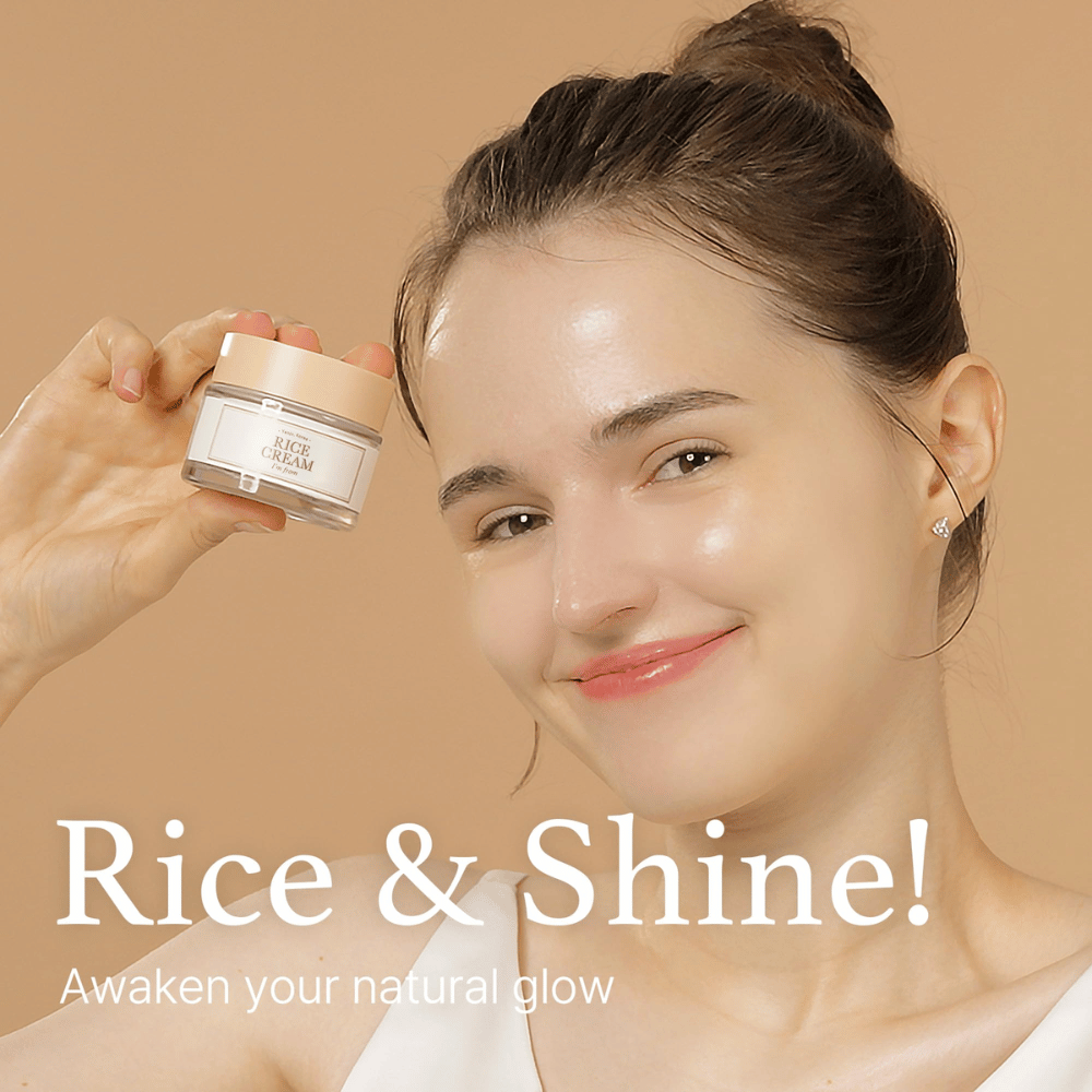 Mladá žena s úsmevom, ktorá drží pohár označený "RICE CREAM", s textom "Rice & Shine! Prebuď svoju prirodzenú žiaru" v pozadí.