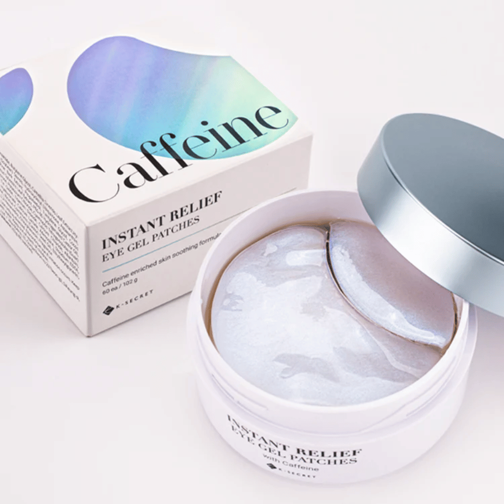 Nádoba a balenie K-Secret Instant Relief Eye Gel Patches s kofeínom, otvorené a ukazujúce trblietavé hydrogelové vankúšiky.