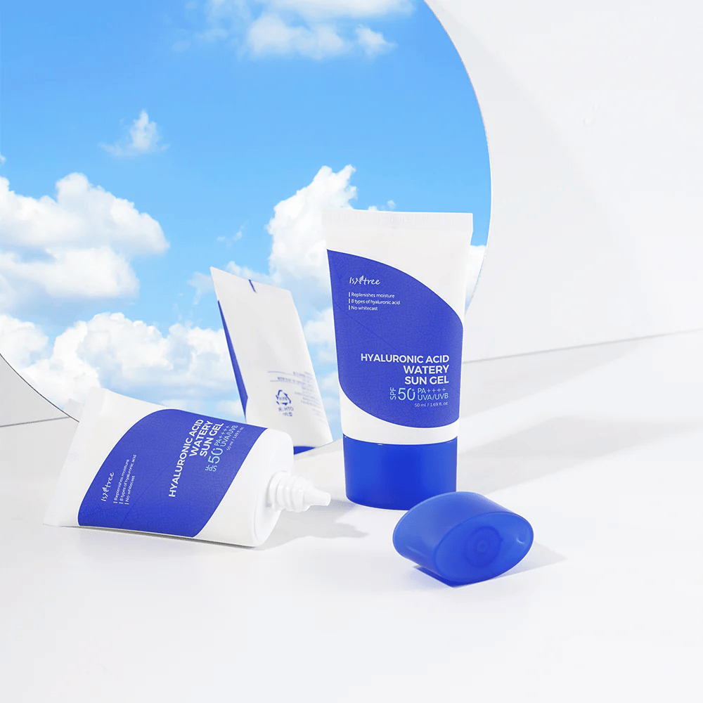 Sada Isntree Hyaluronic Acid Watery Sun Gel Set na bielom pozadí.