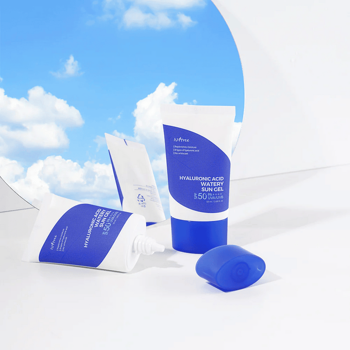 Sada Isntree Hyaluronic Acid Watery Sun Gel Set na bielom pozadí.