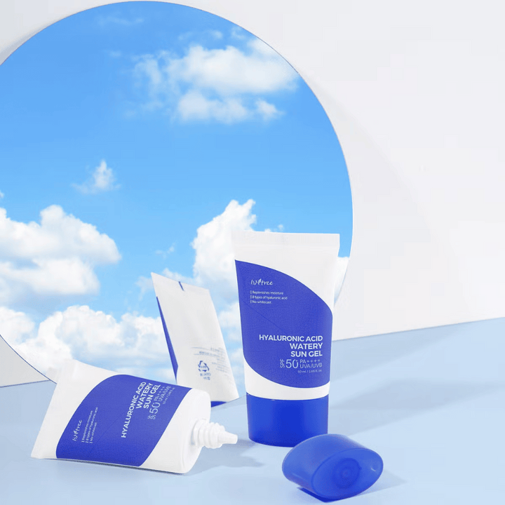 Modrá a biela Hyaluronic Acid Watery Sun Gel 50 ml sada na starostlivosť o pleť so SPF50+ na bielom pozadí od Isntree.