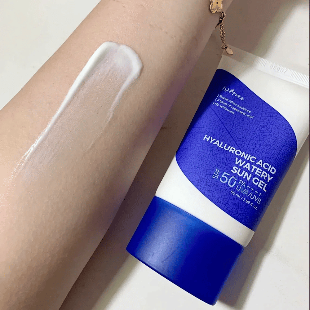 Isntree Hyaluronic Acid Watery Sun Gel SPF50+ PA++++ 50ml – hydratačný opaľovací krém s kyselinou hyalurónovou, ukázaný na pokožke bez bieleho filmu.