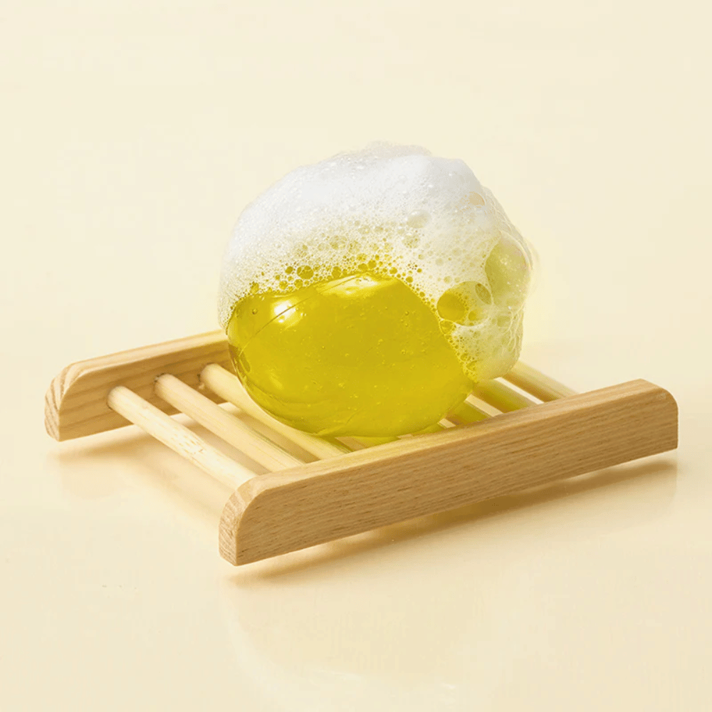 Penivá Ongredients Jeju Cica Cleansing Ball na mydelničke – jemné čistenie, ktoré posilňuje kožnú bariéru a znižuje podráždenie.
