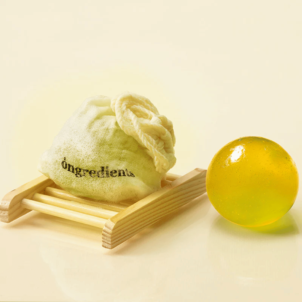 Ongredients Jeju Cica Cleansing Ball – pevné čistenie s látkovým vreckom, šetrné k pokožke a vyrobené z rastlinných ingrediencií.