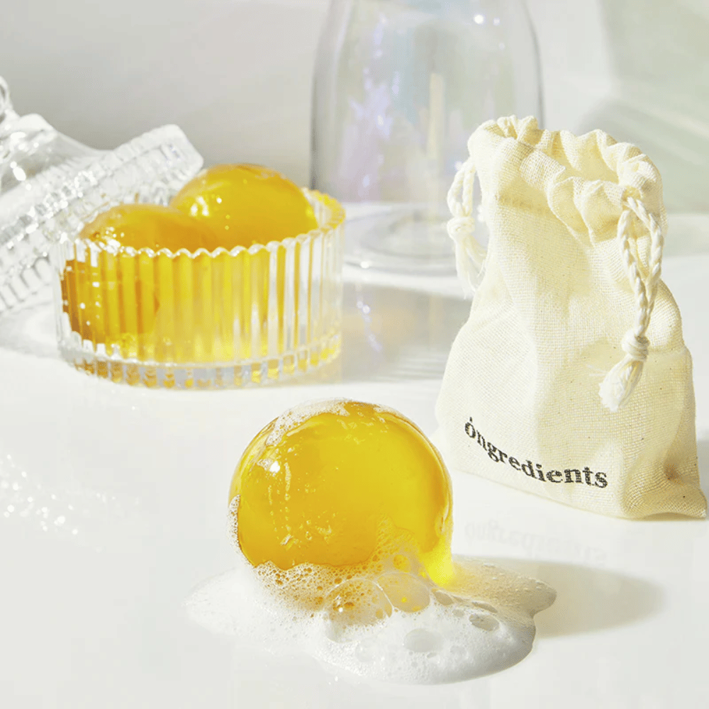 Jeju Cica Cleansing Ball od Ongredients – penivá čistiaca guľa v sklenenej nádobe, dodávaná s látkovým vreckom na každodenné čistenie tváre.