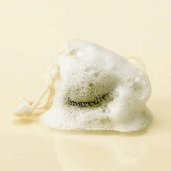 Óngredients Jeju Green Tea Cleansing Ball v sieťovanom vrecku pokrytom jemnou penou – prírodné kórejské mydlo na tvár.