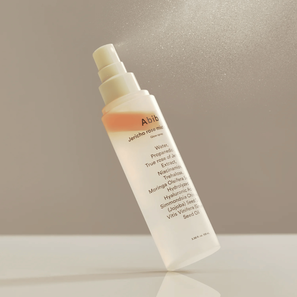 Abib Jericho Rose Mist Serum sa rozprašuje do vzduchu. Ľahký a svieži sprej s ružovým a moringovým olejom pre prirodzený lesk.