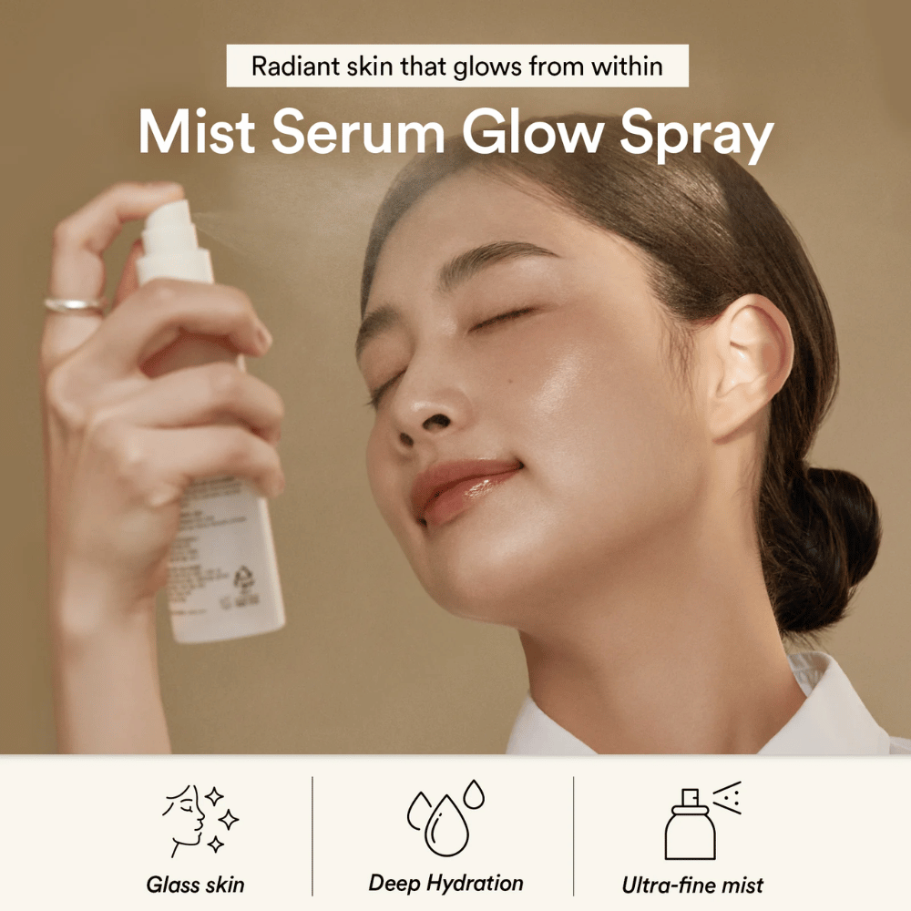 Žena si strieka Abib Jericho Rose Mist Serum na tvár. Jemný sprej, ktorý poskytuje hlbokú hydratáciu a efekt žiarenia.