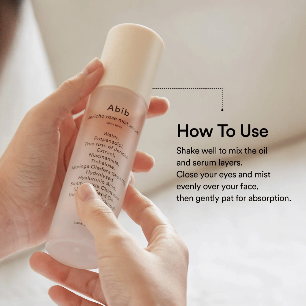 Osoba drží Abib Jericho Rose Mist Serum a ukazuje, ako pretrepať fľašu na zmiešanie oleja a séra pred použitím.