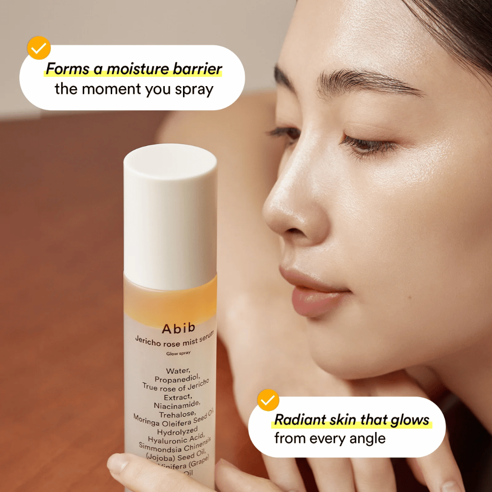 Žena ukazuje svoju hydratovanú pokožku po použití Abib Jericho Rose Mist Serum. Vytvára ochrannú hydratačnú bariéru.