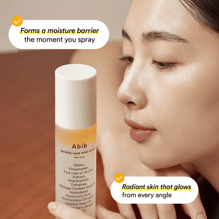 Žena ukazuje svoju hydratovanú pokožku po použití Abib Jericho Rose Mist Serum. Vytvára ochrannú hydratačnú bariéru.